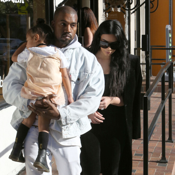 Kim Kardashian et Kanye West, qui porte sa fille North endormie, sont allés faire du shopping dans un magasin pour bébé à Los Angeles. le 21 février 2016
