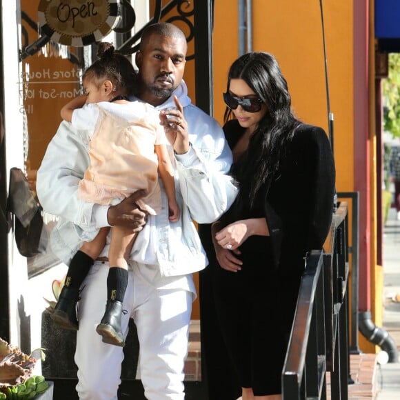 Kim Kardashian et Kanye West, qui porte sa fille North endormie, sont allés faire du shopping dans un magasin pour bébé à Los Angeles. le 21 février 2016