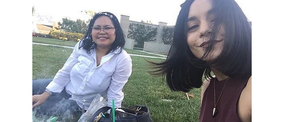 Vanessa Hudgens se rend sur la tombe de son père décédé d'un cancer, avec sa maman Gina. Photo publiée sur Instagram, le 22 février 2016.