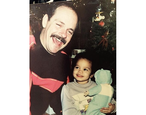 Vanessa Hudgens a publié une photo d'elle enfant aux côtés de son papa qui est décédé un peu plus tôt dans le mois. Photo publiée sur Instagram, le 13 févirer 2016.