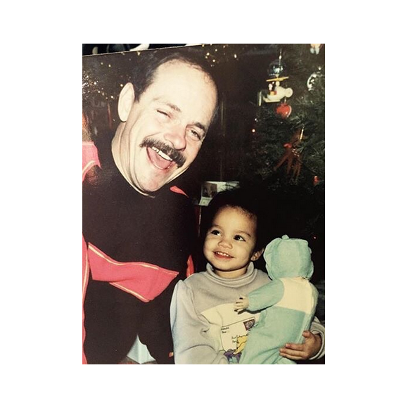 Vanessa Hudgens a publié une photo d'elle enfant aux côtés de son papa qui est décédé un peu plus tôt dans le mois. Photo publiée sur Instagram, le 13 févirer 2016.