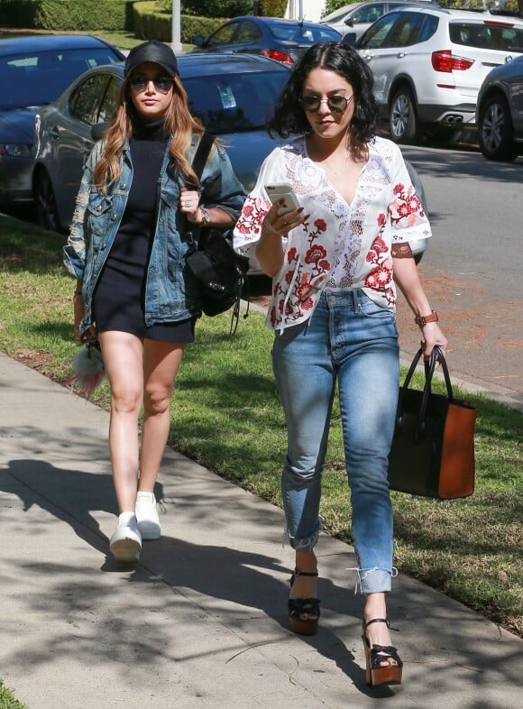 Exclusif - Vanessa Hudgens et Ashley Tisdale quittent la maison de Vanessa pour aller chez des amis à Los Angeles le 20 février 2016.
