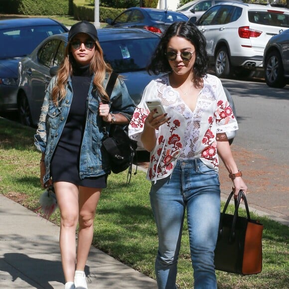 Exclusif - Vanessa Hudgens et Ashley Tisdale quittent la maison de Vanessa pour aller chez des amis à Los Angeles le 20 février 2016.