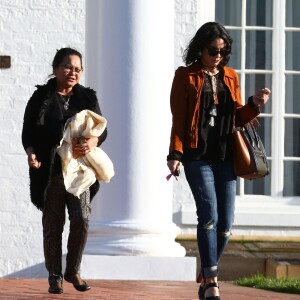 Vanessa Hudgens et sa soeur Stella se rendent sur la tombe de leur père au cimetière de Glendale, le 2 février 2016. Elles sont en compagnie de leur mère, Gina.