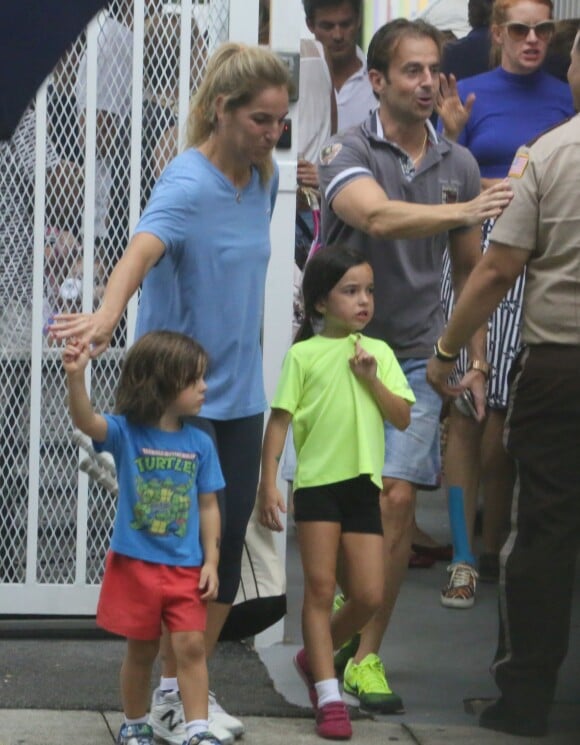 Exclusif - Arantxa Sánchez Vicario et son mari Josep Santacana passent une journée avec leurs enfants Arantxa et Leo à Miami, le 11 décembre 2015.