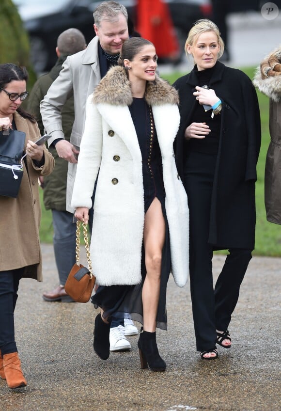 Elisa Sednaoui arrive aux Kensington Gardens pour le défilé Burberry, toute de Burberry vêtue avec un manteau en col fourrure, une robe fendue et des bottines de la pré-collection automne 2016. Londres, le 22 février 2016.