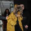 Rihanna quitte le Libertine à Londres, habillée de son manteau Burberry, d'un top et d'un jean noirs, et de bottines Manolo Blahnik. Le 23 février 2016.