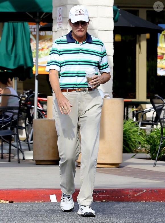 Exclusif - Bruce Jenner à la sortie d'un Starbucks à Westlake, le 8 mars 2014