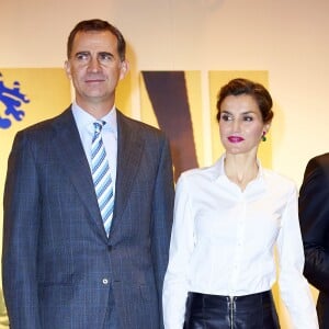 La reine Letizia d'Espagne, en pantacourt en cuir Uterque, chemisier Hugo Boss et veste Carolina Herrera, assurait avec le roi Felipe VI l'inauguration de la 35e édition du salon d'art contemporain ARCOmadrid le 25 février 2016.