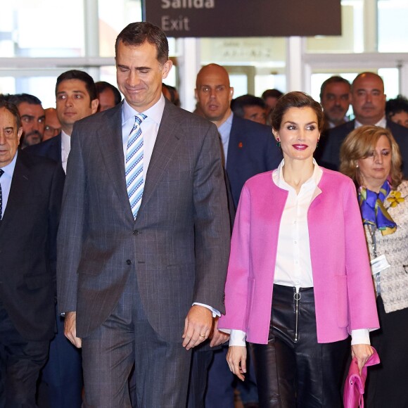 La reine Letizia d'Espagne, en pantacourt en cuir Uterque, chemisier Hugo Boss et veste Carolina Herrera, assurait avec le roi Felipe VI l'inauguration de la 35e édition du salon d'art contemporain ARCOmadrid le 25 février 2016.