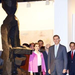 La reine Letizia d'Espagne, en pantacourt en cuir Uterque, chemisier Hugo Boss et veste Carolina Herrera, assurait avec le roi Felipe VI l'inauguration de la 35e édition du salon d'art contemporain ARCOmadrid le 25 février 2016.