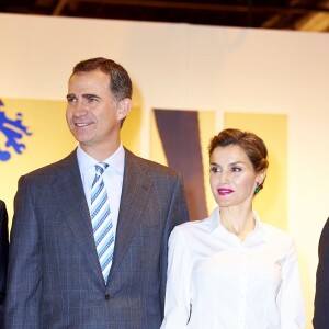 La reine Letizia d'Espagne, en pantacourt en cuir Uterque, chemisier Hugo Boss et veste Carolina Herrera, assurait avec le roi Felipe VI l'inauguration de la 35e édition du salon d'art contemporain ARCOmadrid le 25 février 2016.