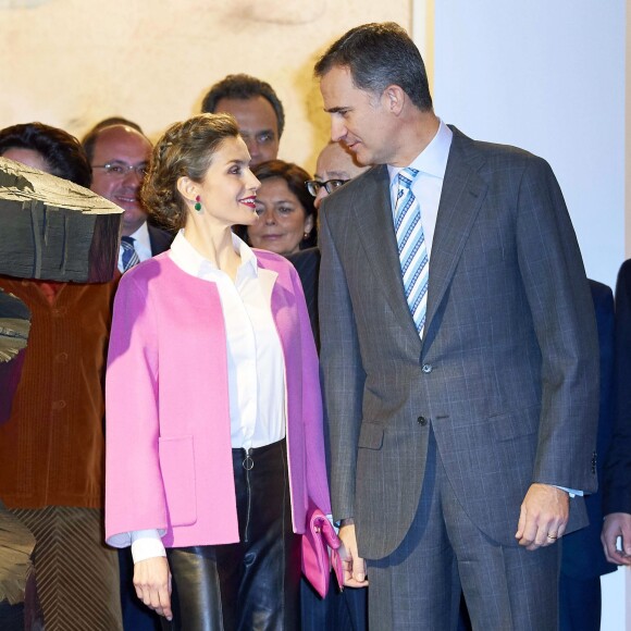 La reine Letizia d'Espagne, en pantacourt en cuir Uterque, chemisier Hugo Boss et veste Carolina Herrera, assurait avec le roi Felipe VI l'inauguration de la 35e édition du salon d'art contemporain ARCOmadrid le 25 février 2016.