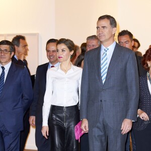 La reine Letizia d'Espagne, en pantacourt en cuir Uterque, chemisier Hugo Boss et veste Carolina Herrera, assurait avec le roi Felipe VI l'inauguration de la 35e édition du salon d'art contemporain ARCOmadrid le 25 février 2016.