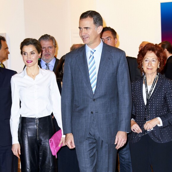 La reine Letizia d'Espagne, en pantacourt en cuir Uterque, chemisier Hugo Boss et veste Carolina Herrera, assurait avec le roi Felipe VI l'inauguration de la 35e édition du salon d'art contemporain ARCOmadrid le 25 février 2016.