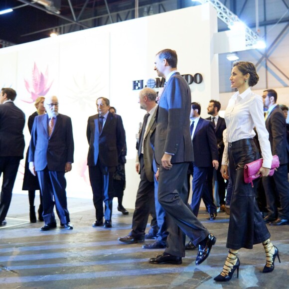 La reine Letizia d'Espagne, en pantacourt en cuir Uterque, chemisier Hugo Boss et veste Carolina Herrera, assurait avec le roi Felipe VI l'inauguration de la 35e édition du salon d'art contemporain ARCOmadrid le 25 février 2016.