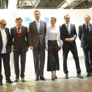 La reine Letizia d'Espagne, en pantacourt en cuir Uterque, chemisier Hugo Boss et veste Carolina Herrera, assurait avec le roi Felipe VI l'inauguration de la 35e édition du salon d'art contemporain ARCOmadrid le 25 février 2016.