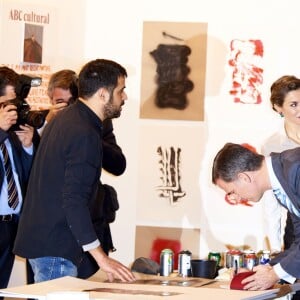 La reine Letizia d'Espagne, en pantacourt en cuir Uterque, chemisier Hugo Boss et veste Carolina Herrera, assurait avec le roi Felipe VI l'inauguration de la 35e édition du salon d'art contemporain ARCOmadrid le 25 février 2016.