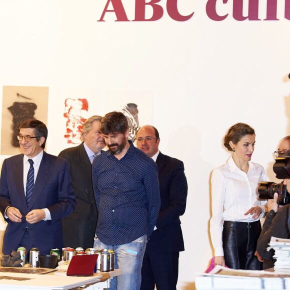 La reine Letizia d'Espagne, en pantacourt en cuir Uterque, chemisier Hugo Boss et veste Carolina Herrera, assurait avec le roi Felipe VI l'inauguration de la 35e édition du salon d'art contemporain ARCOmadrid le 25 février 2016.