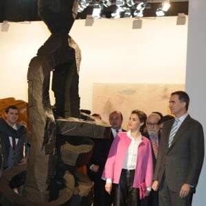 La reine Letizia d'Espagne, en pantacourt en cuir Uterque, chemisier Hugo Boss et veste Carolina Herrera, assurait avec le roi Felipe VI l'inauguration de la 35e édition du salon d'art contemporain ARCOmadrid le 25 février 2016.