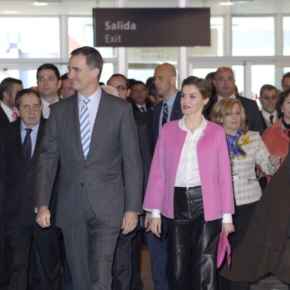 La reine Letizia d'Espagne, en pantacourt en cuir Uterque, chemisier Hugo Boss et veste Carolina Herrera, assurait avec le roi Felipe VI l'inauguration de la 35e édition du salon d'art contemporain ARCOmadrid le 25 février 2016.