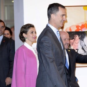 La reine Letizia d'Espagne, en pantacourt en cuir Uterque, chemisier Hugo Boss et veste Carolina Herrera, assurait avec le roi Felipe VI l'inauguration de la 35e édition du salon d'art contemporain ARCOmadrid le 25 février 2016.