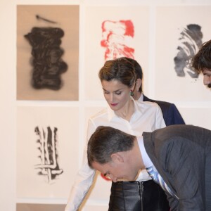 La reine Letizia d'Espagne, en pantacourt en cuir Uterque, chemisier Hugo Boss et veste Carolina Herrera, assurait avec le roi Felipe VI l'inauguration de la 35e édition du salon d'art contemporain ARCOmadrid le 25 février 2016.