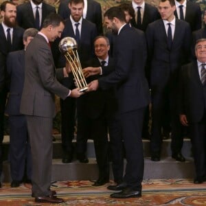 Le roi Felipe VI d'Espagne recevait le 26 février 2016 l'équipe de basket du Real Madrid au palais de la Zarzuela à Madrid le 26 février 2016.