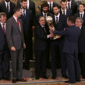 Le roi Felipe VI d'Espagne recevait le 26 février 2016 l'équipe de basket du Real Madrid au palais de la Zarzuela à Madrid le 26 février 2016.