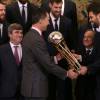 Le roi Felipe VI d'Espagne recevait le 26 février 2016 l'équipe de basket du Real Madrid au palais de la Zarzuela à Madrid le 26 février 2016.