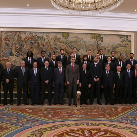 Le roi Felipe VI d'Espagne recevait le 26 février 2016 l'équipe de basket du Real Madrid au palais de la Zarzuela à Madrid le 26 février 2016.