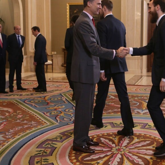 Le roi Felipe VI d'Espagne recevait le 26 février 2016 l'équipe de basket du Real Madrid au palais de la Zarzuela à Madrid le 26 février 2016.