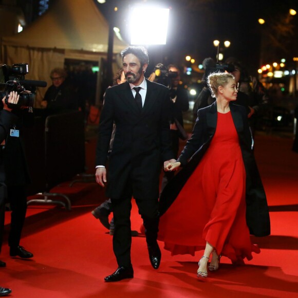 Emmanuelle Béart (Habillée en Dior) et son compagnon Frédéric - Photocall lors de la 41e cérémonie des Cesar au théâtre du Châtelet à Paris, le 26 février 2016. © Borde-Jacovides/Bestimage