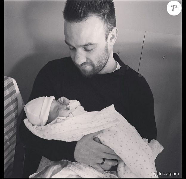 Le footballeur Mathieu Valbuena et sa fille Léa, au lendemain de sa naissance, posent sur Instagram en février 2016.