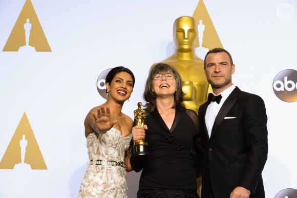 Margaret Sixel (Oscar du meilleur montage pour le film "Mad Max: Fury Road") entre Priyanka Chopra et Liev Schreiber - Press Room de la 88ème cérémonie des Oscars à Hollywood, le 28 février 2016.28/02/2016 - Los Angeles