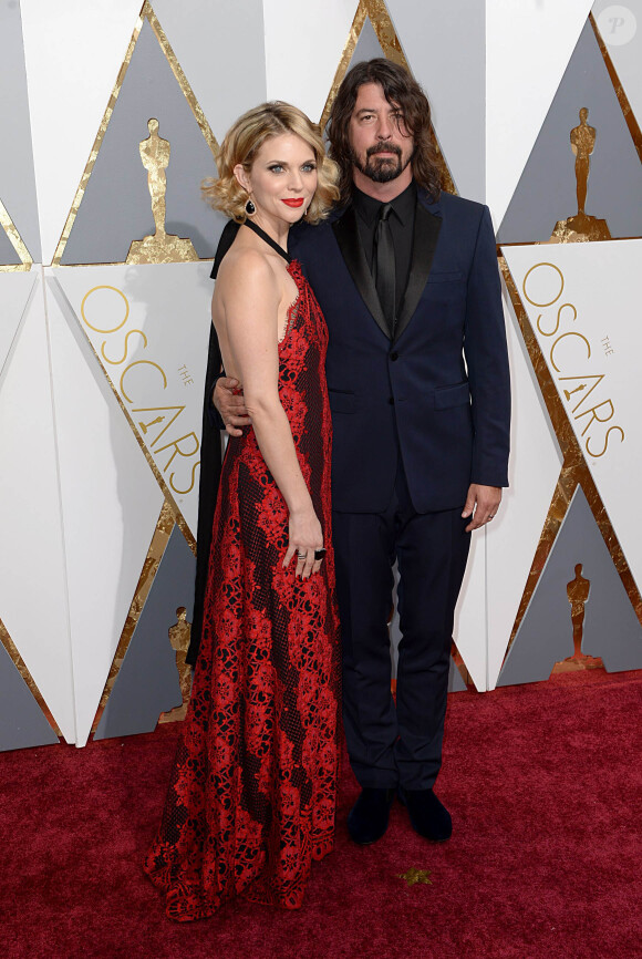Dave Grohl et sa femme Jordyn Blum - 88e cérémonie des Oscars au Dolby Theatre à Hollywood. Le 28 février 2016