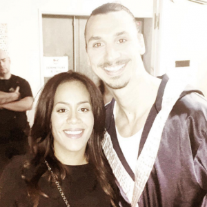 Amel Bent : Selfie avec Zlatan en coulisses du show des Enfoirés. Janvier 2016.