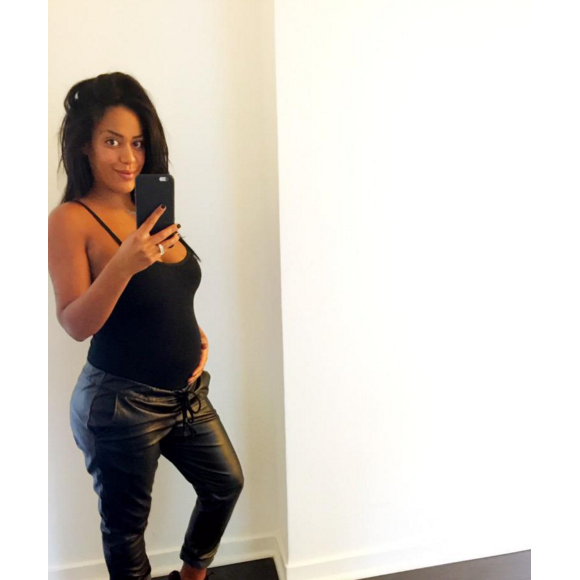 Amel Bent, enceinte : Première photo de son baby-bump pour annoncer la nouvelle sur Twitter.
