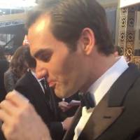 Oscars 2016 : Quand Roger Federer boit un verre de tequila sur le tapis rouge...