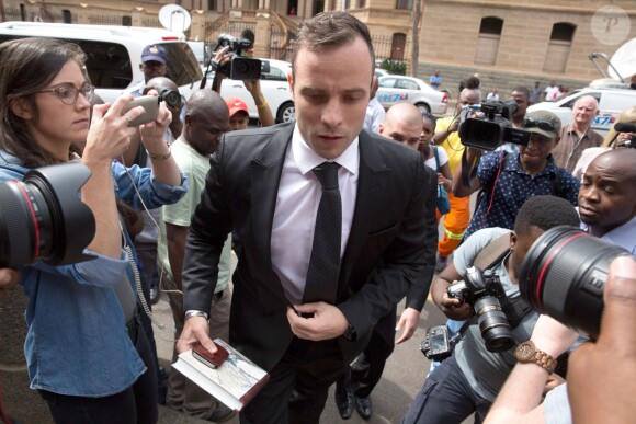 Oscar Pistorius lors de son arrivée à la North Gauteng High Court de Pretoria le 8 décembre 2015 pour la paiement de sa caution après avoir été reconnu coupable du meurtre de sa compagne Reeva Steenkamp