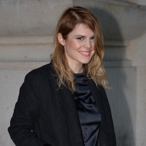 Coeur de Pirate (Béatrice Martin) arrive au Grand Palais pour assister au défilé Barbara Bui (collection automne-hiver 2016/2017). Paris, le 3 mars 2016.