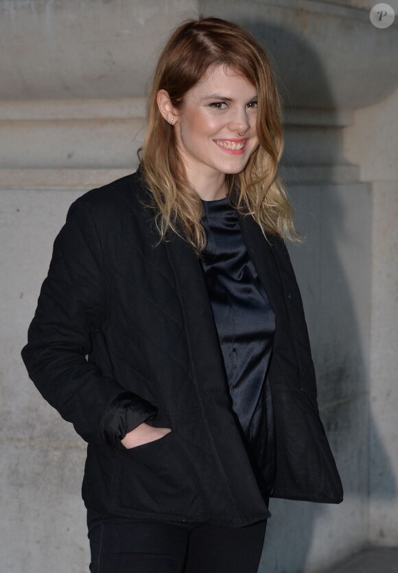 Coeur de Pirate (Béatrice Martin) arrive au Grand Palais pour assister au défilé Barbara Bui (collection automne-hiver 2016/2017). Paris, le 3 mars 2016.