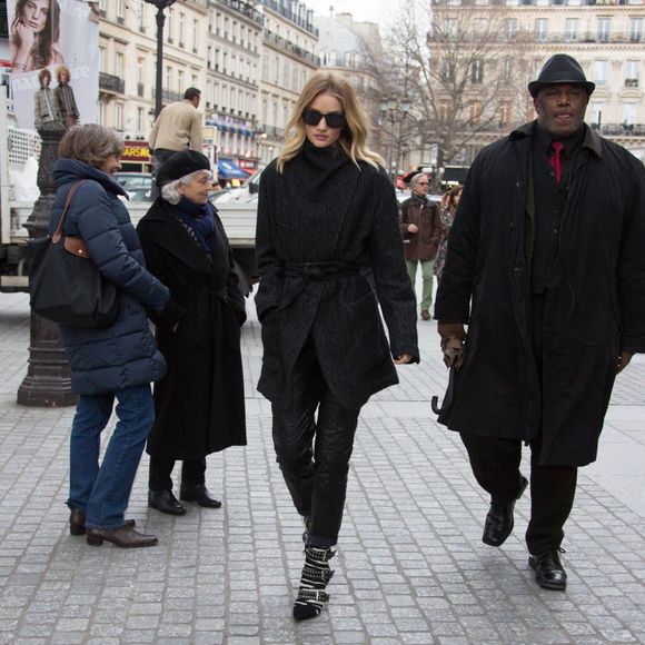 Rosie Huntington-Whiteley arrive au Jardin du Palais Royal pour assister au défilé Isabel Marant. Paris, le 4 mars 2016.