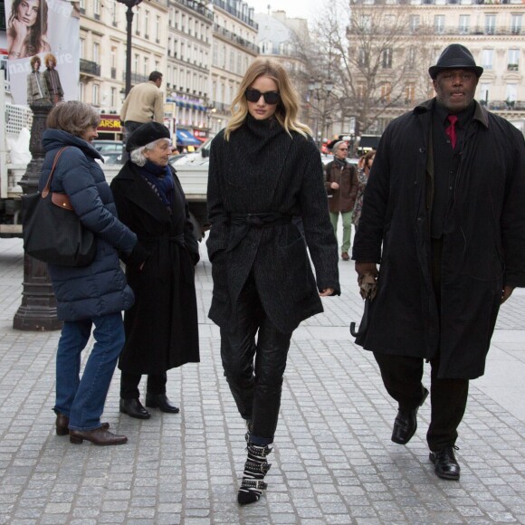 Rosie Huntington-Whiteley arrive au Jardin du Palais Royal pour assister au défilé Isabel Marant. Paris, le 4 mars 2016.