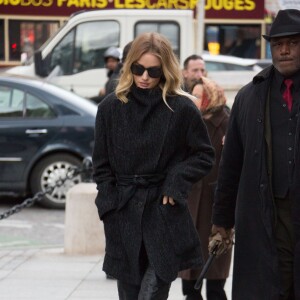 Rosie Huntington-Whiteley arrive au Jardin du Palais Royal pour assister au défilé Isabel Marant. Paris, le 4 mars 2016.