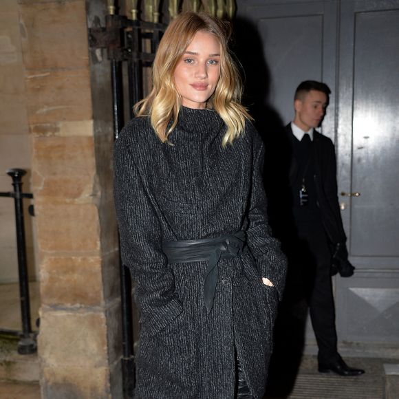 Rosie Huntington-Whiteley arrive au Jardin du Palais Royal pour assister au défilé Isabel Marant. Paris, le 4 mars 2016.