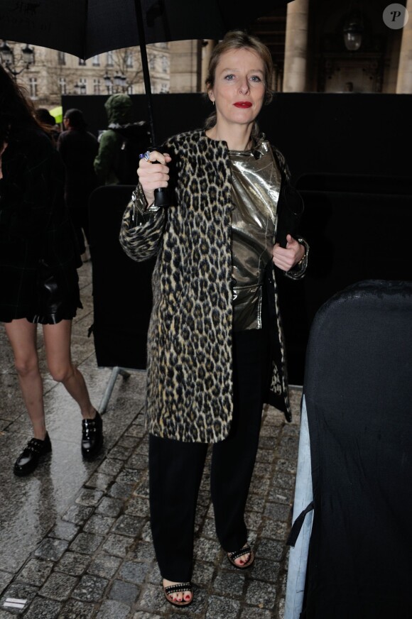 Karin Viard arrive au Jardin du Palais Royal pour assister au défilé Isabel Marant. Paris, le 4 mars 2016.