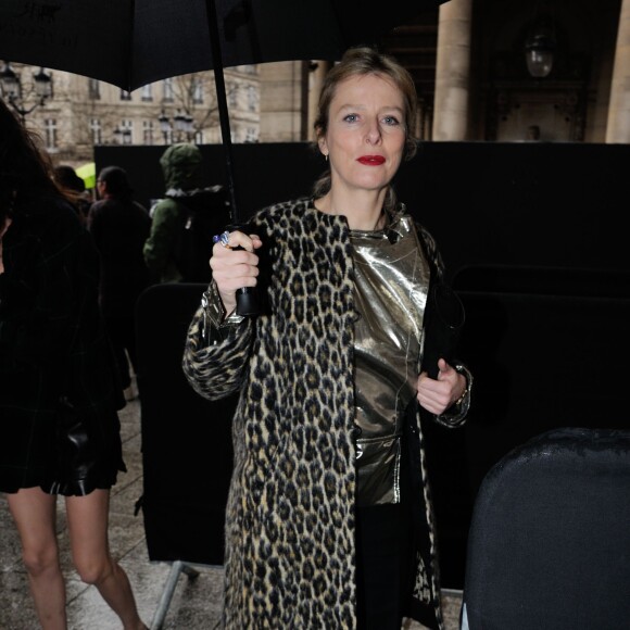 Karin Viard arrive au Jardin du Palais Royal pour assister au défilé Isabel Marant. Paris, le 4 mars 2016.