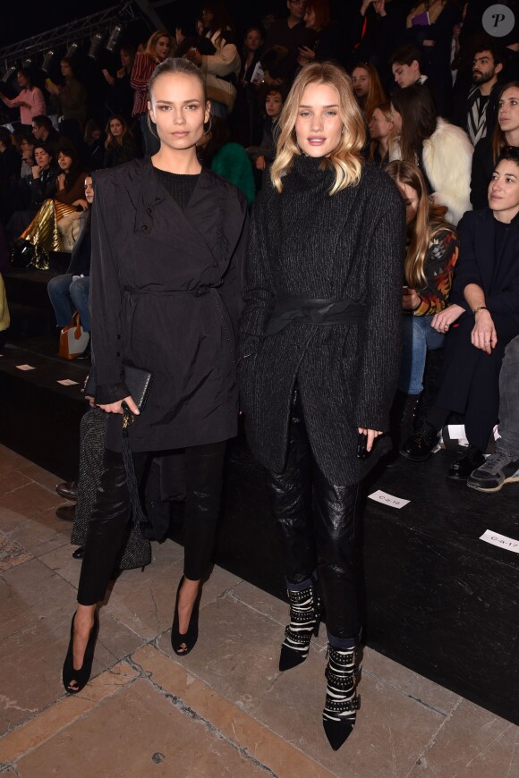 Natasha Poly et Rosie Huntington-Whiteley - Défilé Isabel Marant (collection automne-hiver 2016-2017) au Jardin du Palais Royal. Paris, le 4 mars 2016.