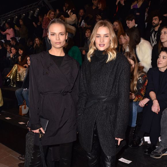 Natasha Poly et Rosie Huntington-Whiteley - Défilé Isabel Marant (collection automne-hiver 2016-2017) au Jardin du Palais Royal. Paris, le 4 mars 2016.